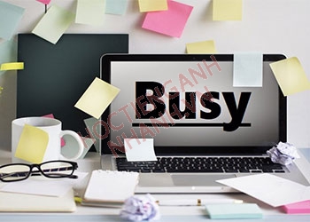 Busy đi với giới từ gì? Định nghĩa và cách dùng dễ hiểu nhất