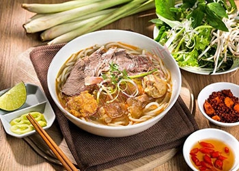 Bún bò dịch sang tiếng Anh là gì? Cách phát âm đúng và ví dụ