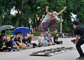 Chơi ván trượt tiếng Anh là gì? Cách phát âm và ví dụ liên quan